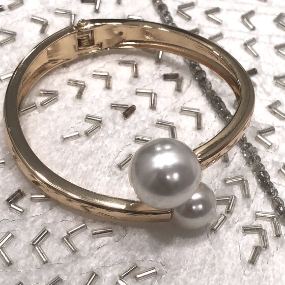 🎉Host Pick!🎉NEW! Faux pearl and gold twist accent bracelet - Picture 3 of 9